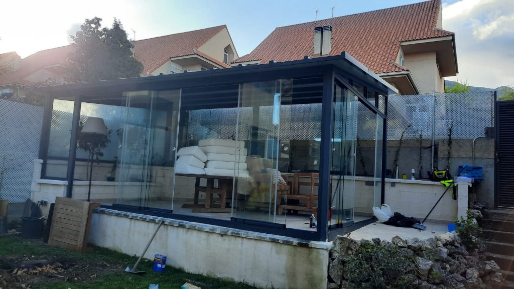 Instalación de cerramiento de cristal corredero en exterior