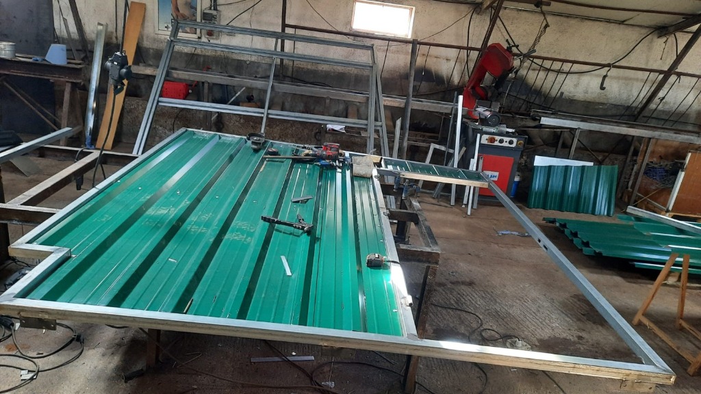 Portón metálico en fase de soldadura estructural en nuestro taller