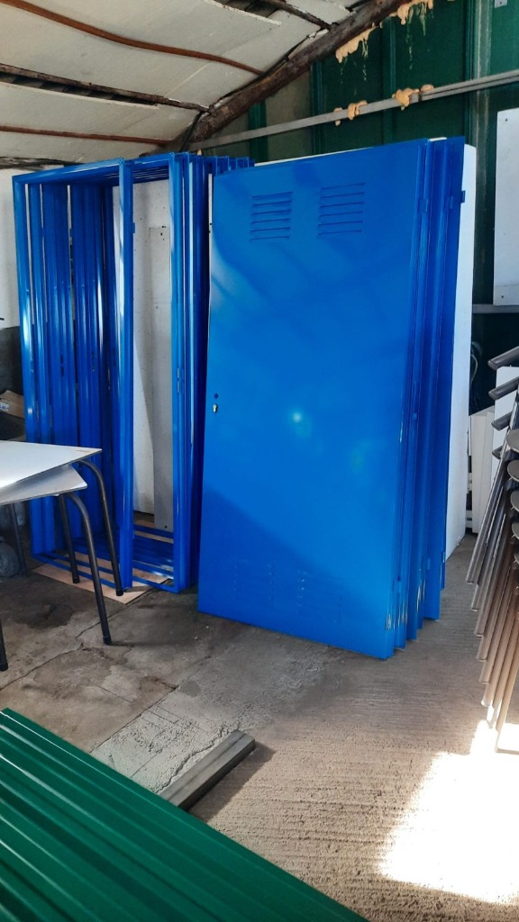 Fabricación a medida de puertas metálicas en taller propio